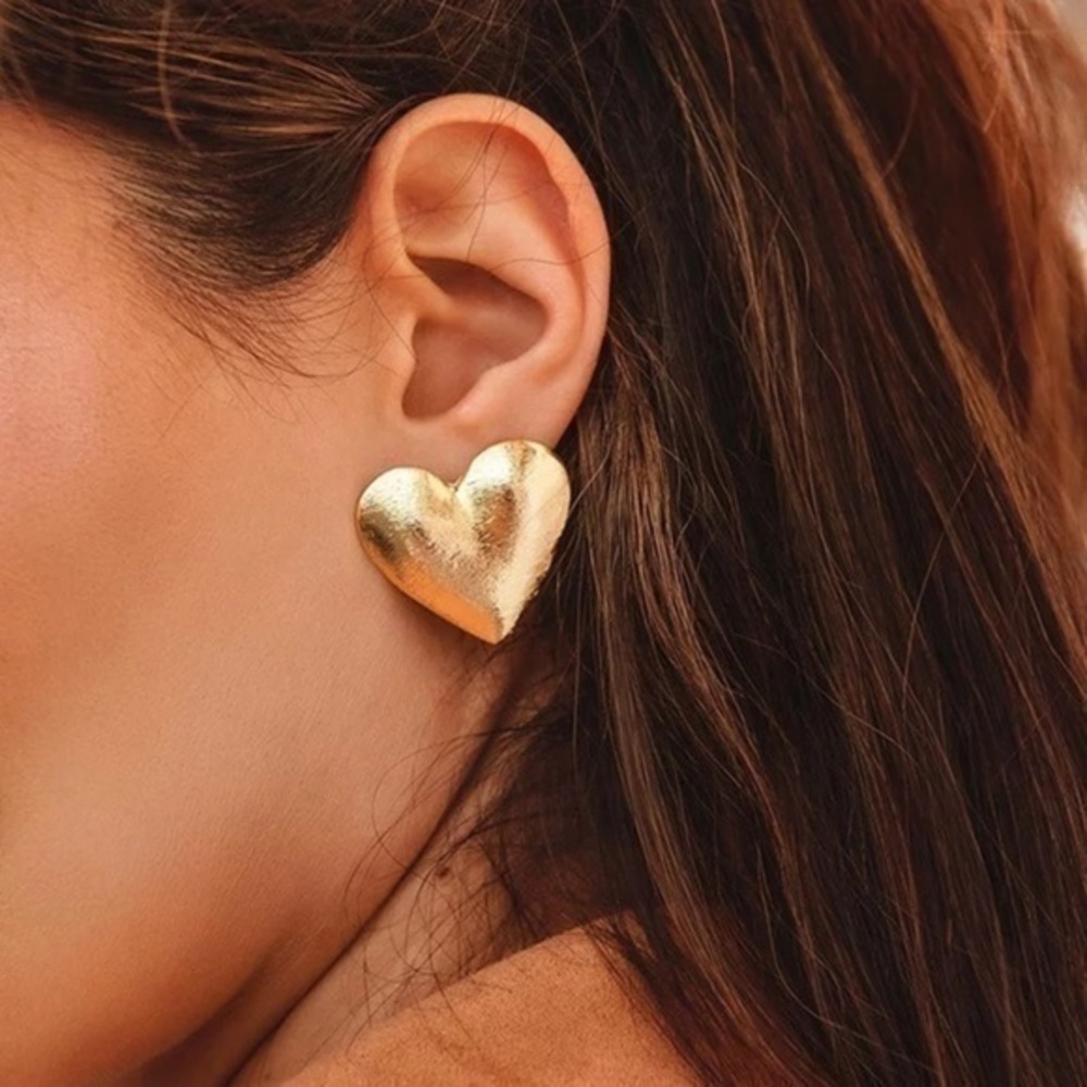 3/$30 💛🤍 Heart Stud Earrings 💛🤍
